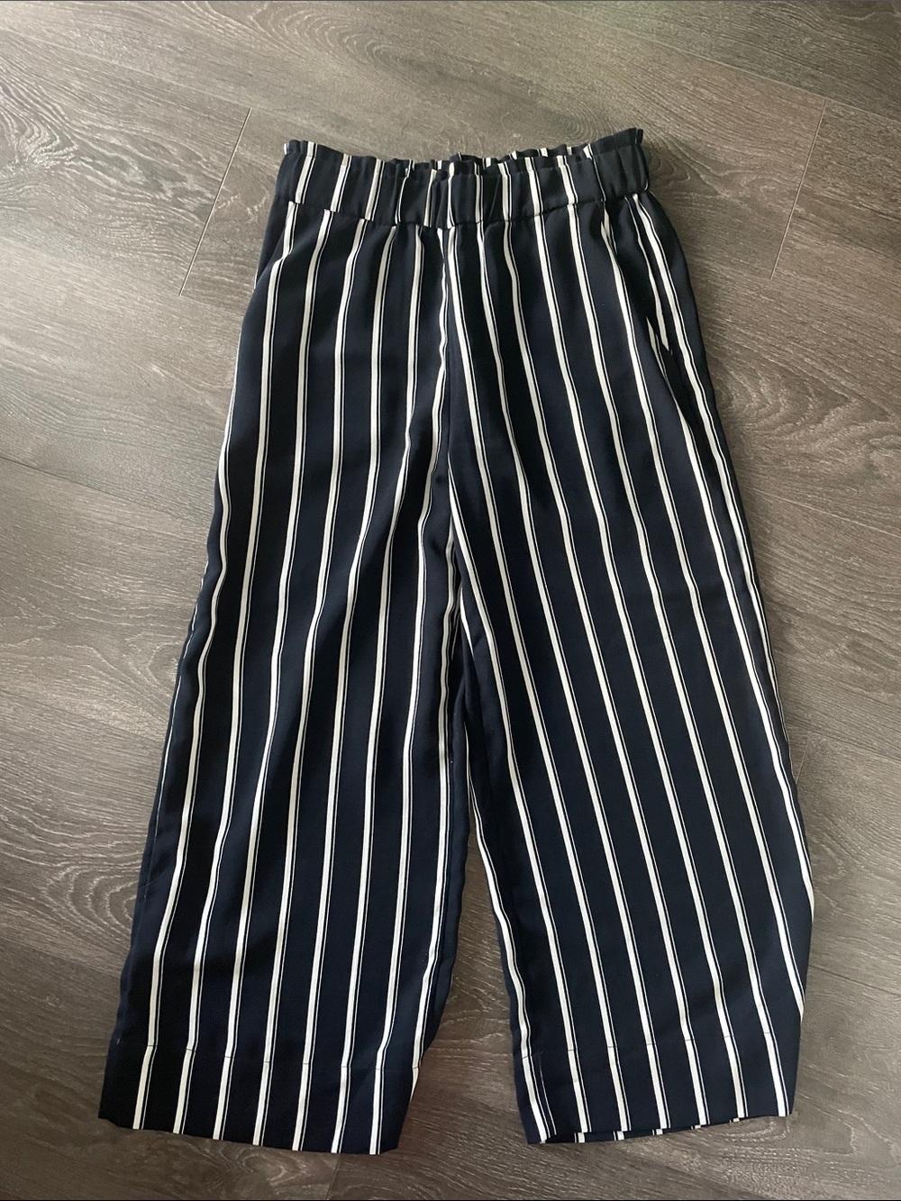 H&M Navy Blue and White Vertical Stripe Cropped Pants